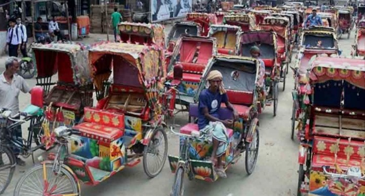 ব্যাটারিচালিত রিকশার লাগাম টানা হচ্ছে।