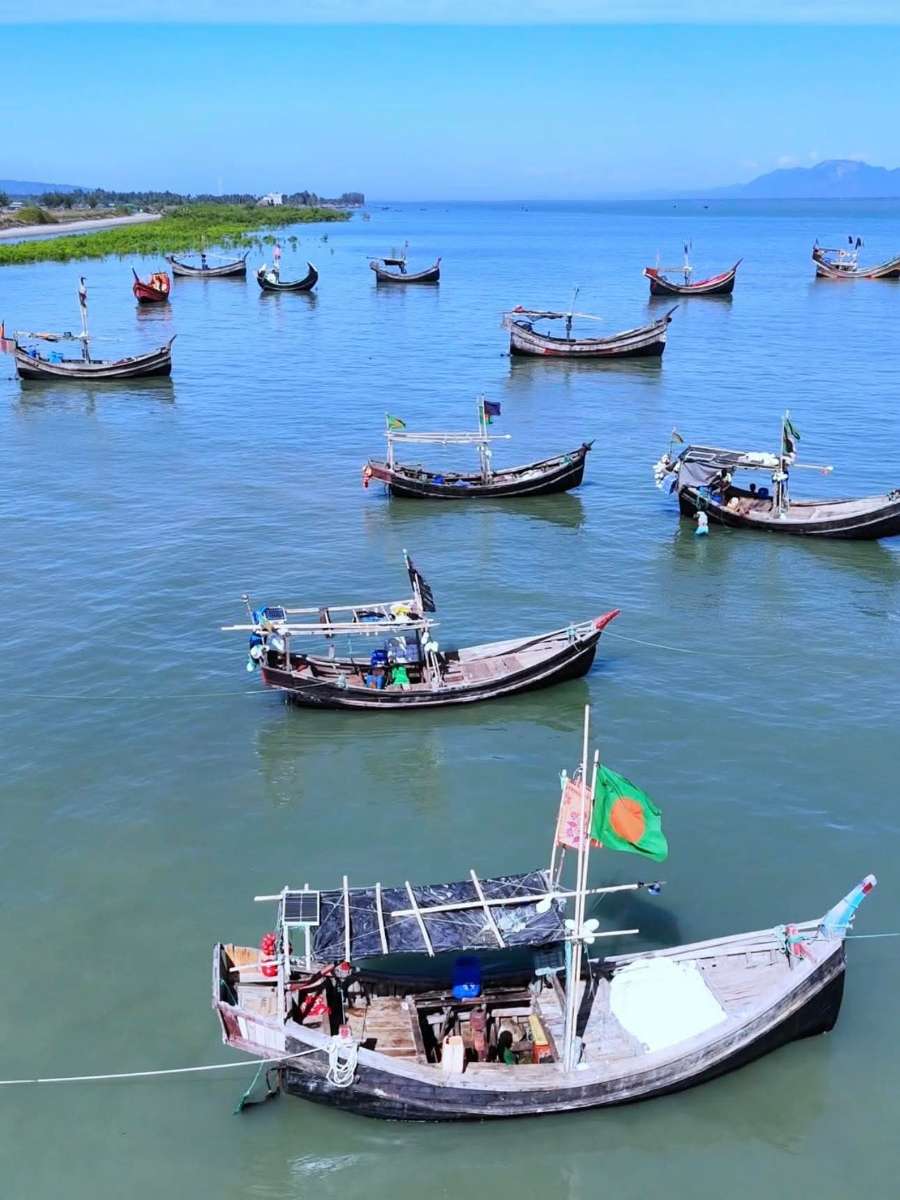 বাজার ও কাস্টমস ঘাট ঘিরে একসময় ছিল নৌযান ও ব্যবসায়ীদের ব্যস্ততা নাফ নদী