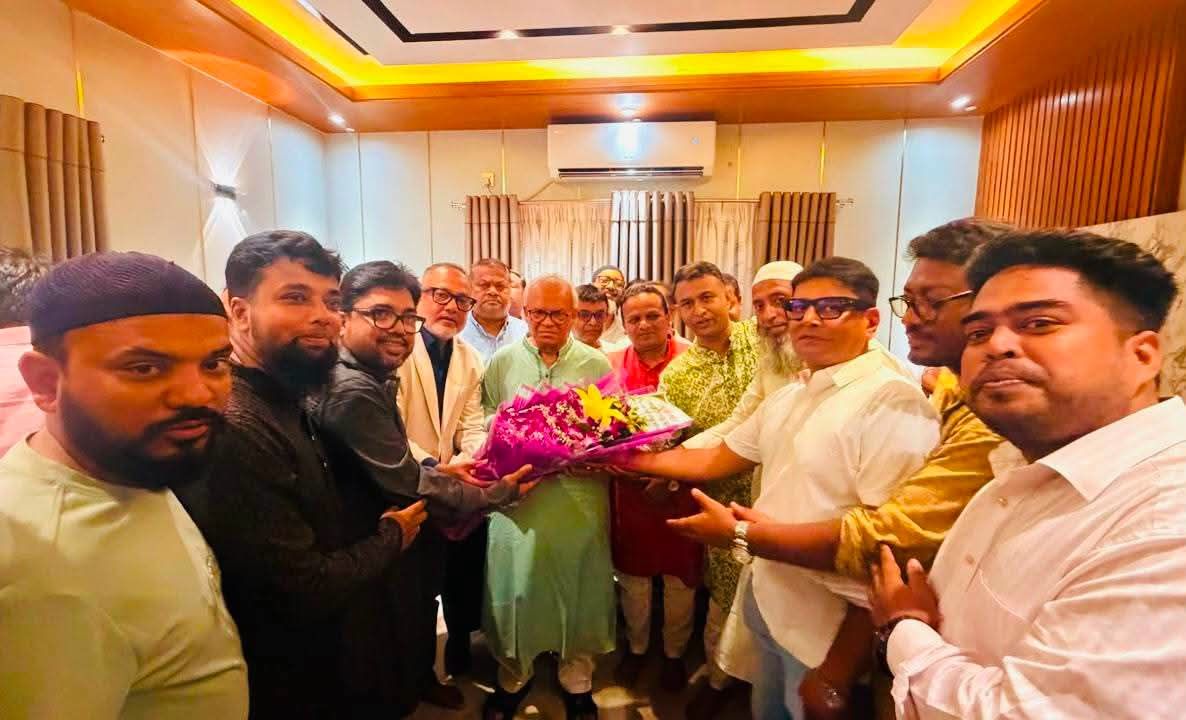 স্বেচ্ছাসেবক দলের ফুলের শুভেচ্ছা - রিজভী আহমেদ কে 