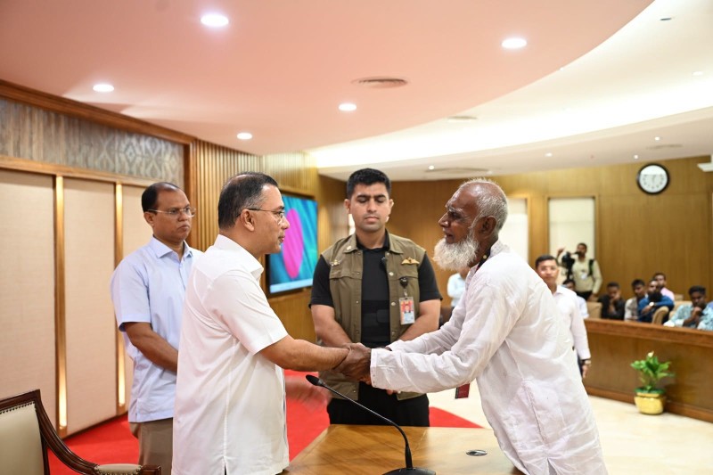 গুম-খুনের শিকার এবং জুলাই গণঅভ্যুত্থানে শহীদ ও ক্ষতিগ্রস্ত পরিবারের ৭৪ সদস্যের হাতে চাকরির নিয়োগপত্র তুলে দিলেন প্রধানমন্ত্রী
