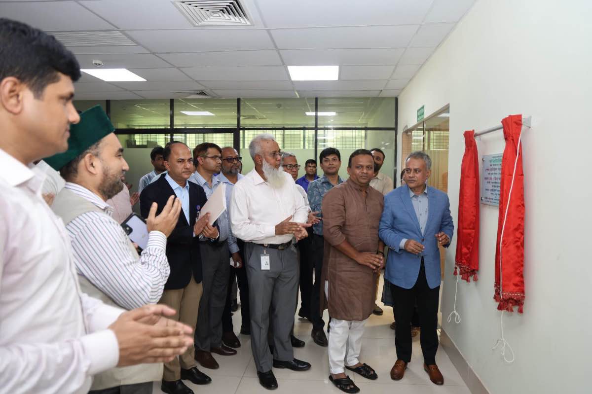 সেতু ভবন প্রাঙ্গণে বৃক্ষরোপণ কর্মসূচি এবং অডিটোরিয়ামের শুভ উদ্বোধন করলেন সড়ক পরিবহন ও সেতু, রেলপথ এবং নৌপরিবহন মন্ত্রী শেখ রবিউল আলম এমপি